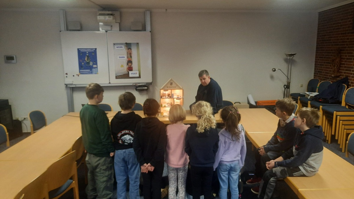 FW-OLL: Feuerwehr Harpstedt schult Grundschulkinder in Brandschutz und richtigem Verhalten im Notfall - Foto: presseportal.de