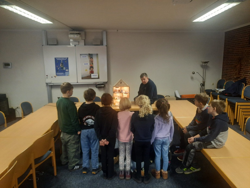 FW-OLL: Feuerwehr Harpstedt schult Grundschulkinder in Brandschutz und richtigem Verhalten im Notfall - Foto: presseportal.de