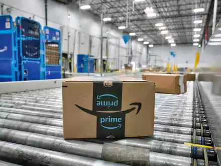 Amazon rechnet damit, dass der starke Dollar den Umsatz im laufenden Quartal drücken wird. (Archivbild) - Foto: Richard Vogel/AP/dpa