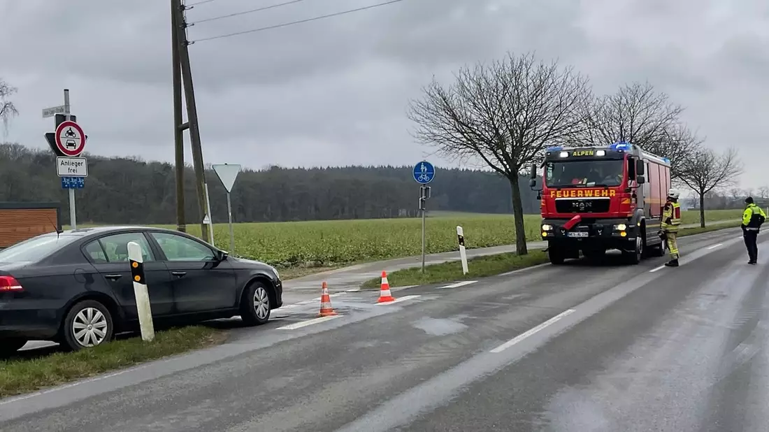FW Alpen: Pkw mit Motorplatzer - Bild: presseportal.de