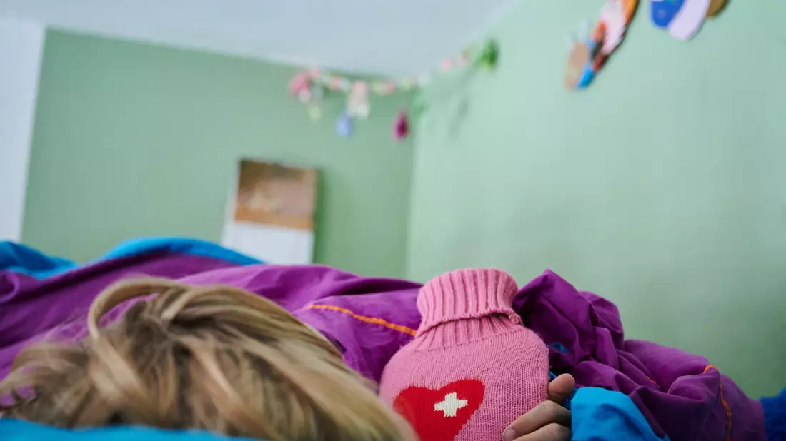 An den Schulen müssen zum Teil Unterrichtsstunden ausfallen (Symbolbild). - Bild: Annette Riedl/dpa