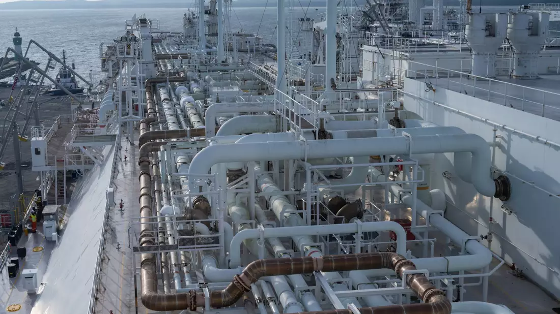 Kritiker halten die LNG-Infrastruktur für überdimensioniert, teuer und umweltgefährdend. - Bild: Stefan Sauer/dpa