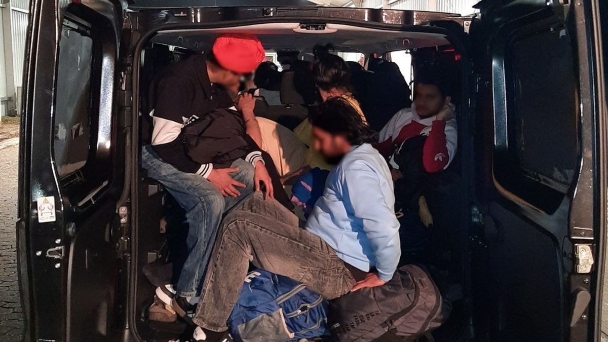 BPOL NRW: Inder schleust -15- Personen unter lebensbedrohlichen Umständen Bundespolizei nimmt fest - Foto: presseportal.de