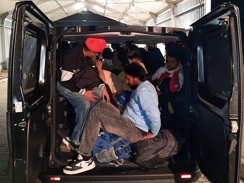 BPOL NRW: Inder schleust -15- Personen unter lebensbedrohlichen Umständen Bundespolizei nimmt fest - Foto: presseportal.de