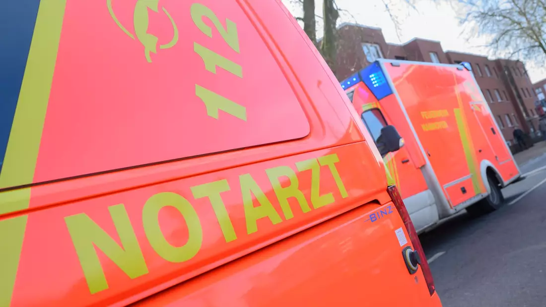 Für die Rettungsdienste war es schwierig, den Mann zu erreichen (Symbolbild). - Bild: Julian Stratenschulte/dpa