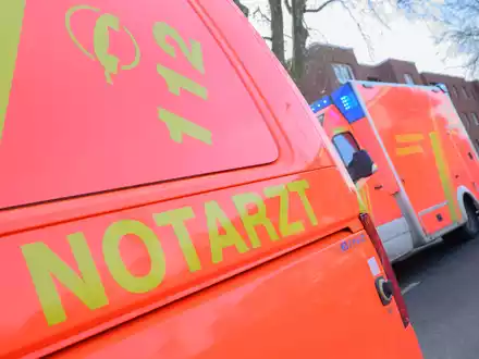 Auf einer Straße in Visselhövede ist ein Mann tödlich verletzt worden. Zwei weitere Männer wurden schwer verletzt ins Krankenhaus gebracht. (Symbolbild) - Foto: Julian Stratenschulte/dpa