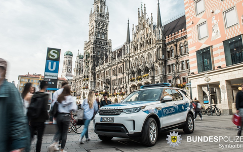 Bundespolizeidirektion München: Hilfe für erschöpfte Frau / Bundespolizisten kümmern sich um Wohnsitzlose - Foto: presseportal.de Bundespolizeidirektion München: Hilfe für erschöpfte Frau / Bundespolizisten kümmern sich um Wohnsitzlose - Foto: presseportal.de