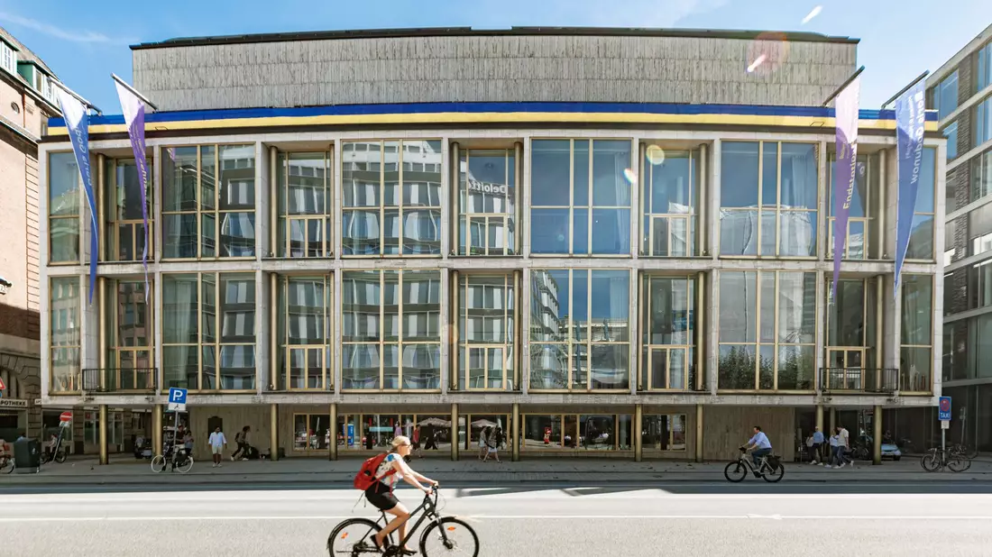 Die alte Oper im Stil der Nachkriegsmoderne wiederaufgebaut. (Archivbild) - Bild: Markus Scholz/dpa