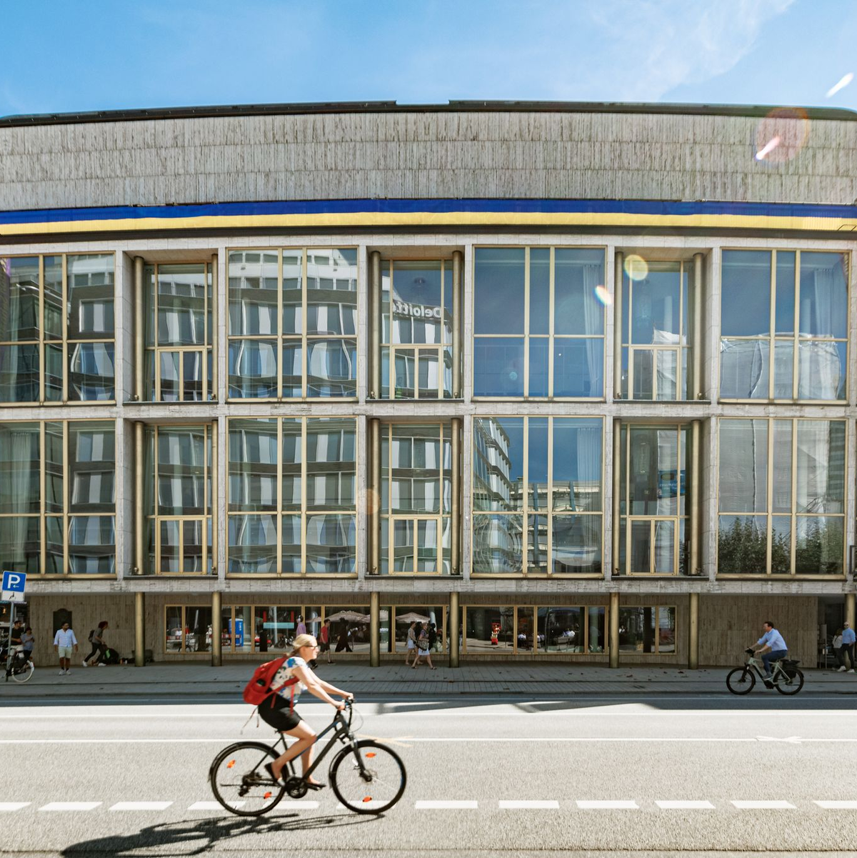 Die alte Oper im Stil der Nachkriegsmoderne wiederaufgebaut. (Archivbild) - Foto: Markus Scholz/dpa