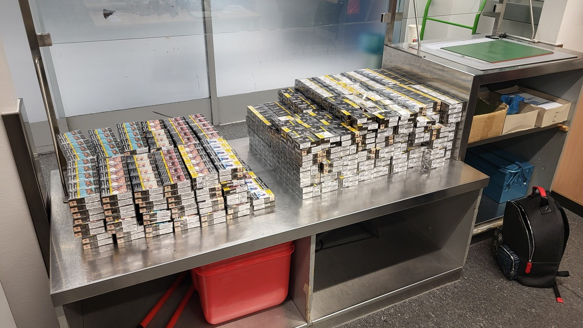 HZA-D: Mit 30.000 Zigaretten erwischt - Reisender dachte, das sei in Ordnung / Zoll Düsseldorf findet in mehreren Koffern nichts als Zigaretten und leitet Strafverfahren ein - Foto: presseportal.de