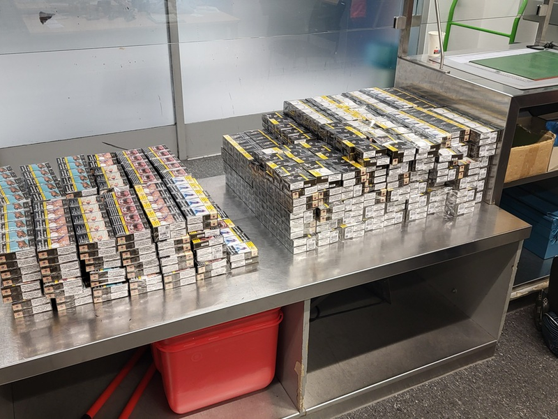 HZA-D: Mit 30.000 Zigaretten erwischt - Reisender dachte, das sei in Ordnung / Zoll Düsseldorf findet in mehreren Koffern nichts als Zigaretten und leitet Strafverfahren ein - Foto: presseportal.de