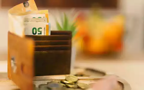 Ein Haushaltsbuch erleichtert den Überblick über die privaten Finanzen - Foto: Jakub ?erdzicki / unsplash.com