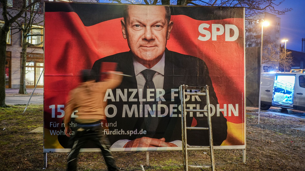 Nicht nur mit Plakaten, auch in sozialen Medien wird für die Parteien geworben. (Archivbild) - Foto: Kay Nietfeld/dpa