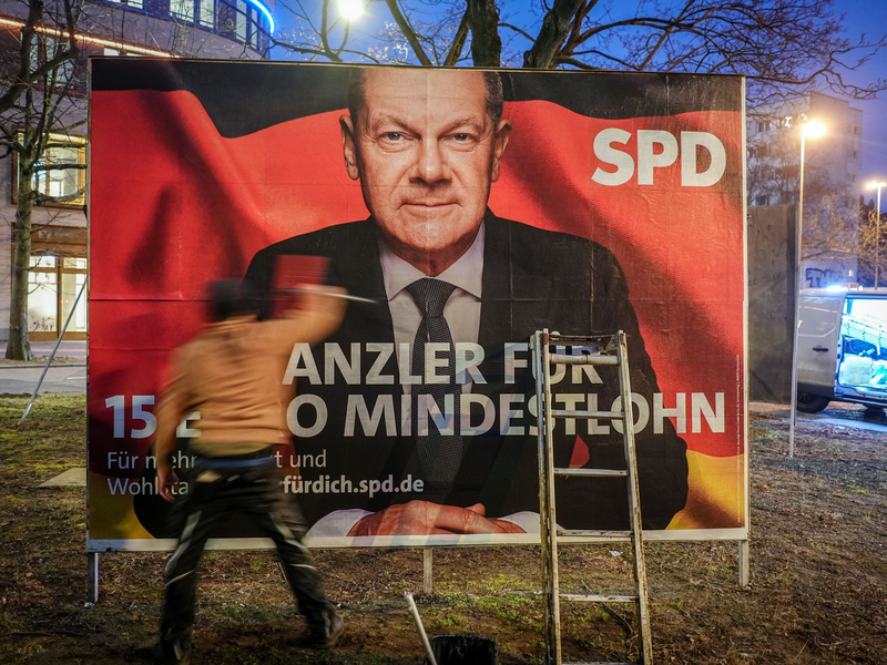 Nicht nur mit Plakaten, auch in sozialen Medien wird für die Parteien geworben. (Archivbild) - Foto: Kay Nietfeld/dpa