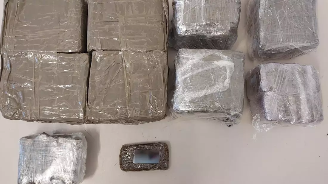 BPOL NRW: Bundespolizei fasst Drogenschmuggler mit über 8 Kilogramm Haschisch - Haftrichter erlässt Untersuchungshaft - Bild: presseportal.de