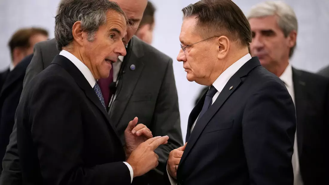 IAEA-Direktor Grossi warnte nach dem Gespräch mit dem Chef der russischen Atombehörde Lichatschow vor der Gefahr steigender Angriffe auf das AKW Saporischschja. - Bild: Alexander Zemlianichenko/AP/dpa