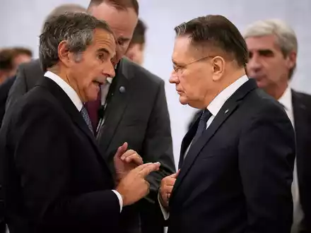 IAEA-Direktor Grossi warnte nach dem Gespräch mit dem Chef der russischen Atombehörde Lichatschow vor der Gefahr steigender Angriffe auf das AKW Saporischschja. - Foto: Alexander Zemlianichenko/AP/dpa