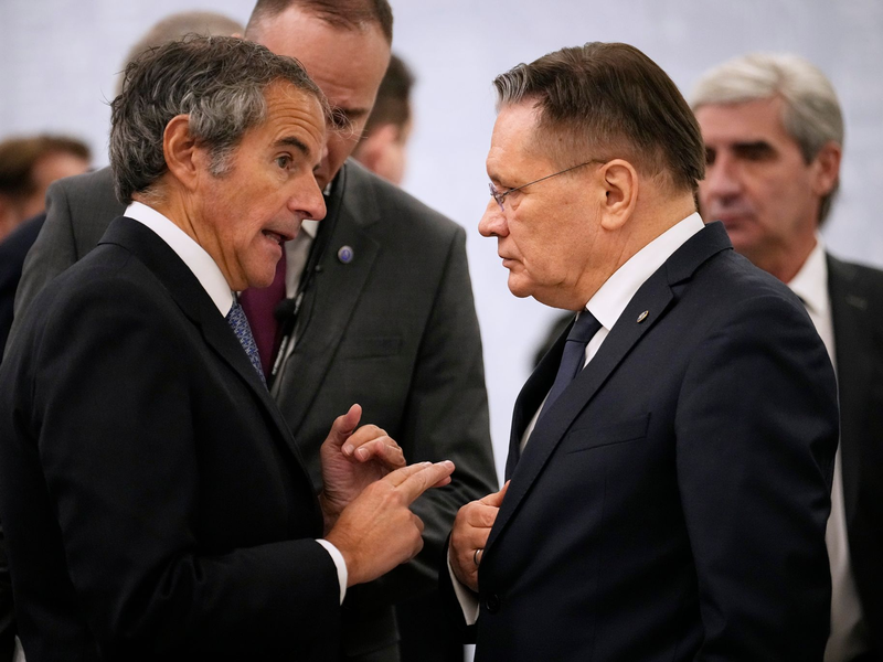 IAEA-Direktor Grossi warnte nach dem Gespräch mit dem Chef der russischen Atombehörde Lichatschow vor der Gefahr steigender Angriffe auf das AKW Saporischschja. - Foto: Alexander Zemlianichenko/AP/dpa