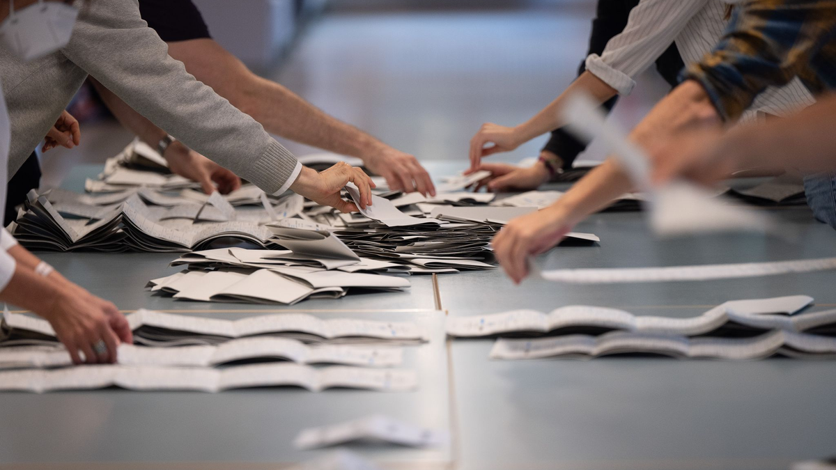 Bei der bevorstehenden Bundestagswahl wird es laut der Bundeswahlleiterin rund 90.000 Urnen- und Briefwahlbezirke geben. (Symbolfoto) - Foto: Sebastian Gollnow/dpa