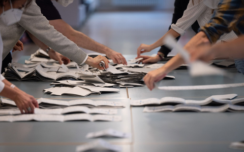 Bei der bevorstehenden Bundestagswahl wird es laut der Bundeswahlleiterin rund 90.000 Urnen- und Briefwahlbezirke geben. (Symbolfoto) - Foto: Sebastian Gollnow/dpa Bei der bevorstehenden Bundestagswahl wird es laut der Bundeswahlleiterin rund 90.000 Urnen- und Briefwahlbezirke geben. (Symbolfoto) - Foto: Sebastian Gollnow/dpa