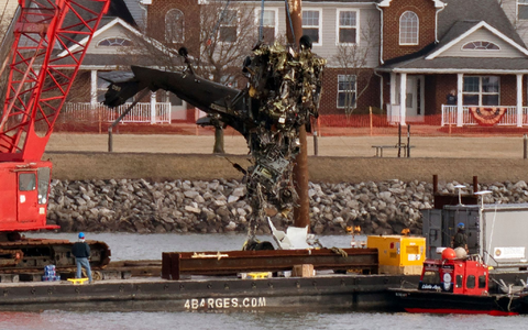 Das Ortungssystem des Unglückshubschraubers soll bei dem Absturz in Washington abgeschaltet gewesen sein. - Foto: Jose Luis Magana/AP/dpa