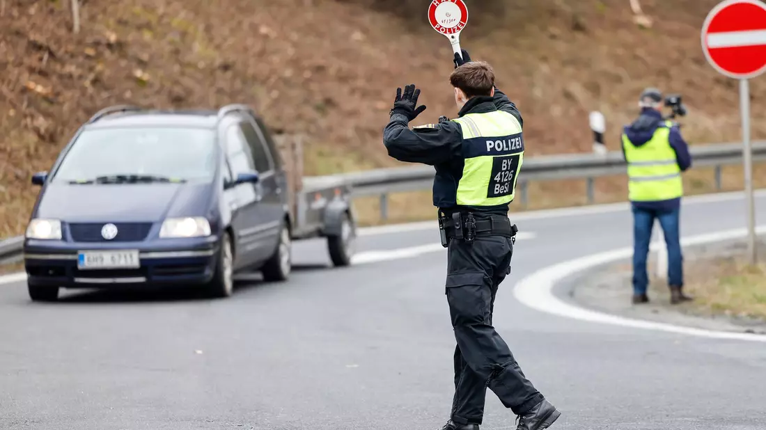 Seit September gibt es stationäre Kontrollen an allen deutschen Landgrenzen. (Archivbild) - Bild: Daniel Löb/dpa