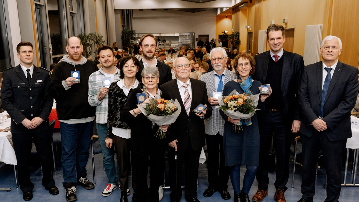 POL-KS: 25. Kasseler Polizeimedaille an couragierte Bürgerinnen und Bürger verliehen - Foto: presseportal.de