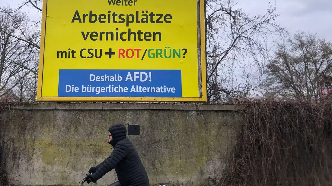 Auffälliges Gelb - mit einer mehr als zwei Millionen Euro teuren Plakatkampagne wirbt ein AfD-Anhänger aus Österreich in ganz Deutschland für die Wahl der Rechten. - Bild: David Hutzler/dpa
