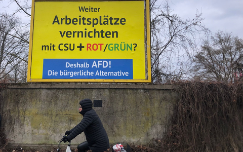 Auffälliges Gelb - mit einer mehr als zwei Millionen Euro teuren Plakatkampagne wirbt ein AfD-Anhänger aus Österreich in ganz Deutschland für die Wahl der Rechten. - Foto: David Hutzler/dpa Auffälliges Gelb - mit einer mehr als zwei Millionen Euro teuren Plakatkampagne wirbt ein AfD-Anhänger aus Österreich in ganz Deutschland für die Wahl der Rechten. - Foto: David Hutzler/dpa