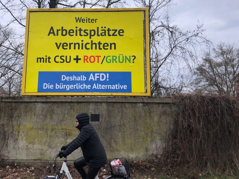 Auffälliges Gelb - mit einer mehr als zwei Millionen Euro teuren Plakatkampagne wirbt ein AfD-Anhänger aus Österreich in ganz Deutschland für die Wahl der Rechten. - Foto: David Hutzler/dpa