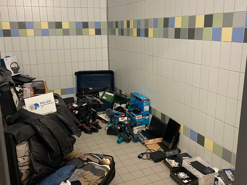 POL-K: 250207-4-K Umfangreiches Diebesgut sichergestellt - 64-jähriger Tatverdächtiger festgenommen - Foto: presseportal.de