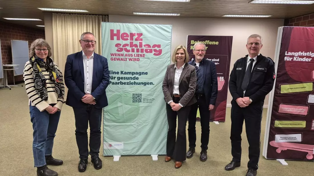 POL-HM: Wanderausstellung HerzSchlag - Wenn aus Liebe Gewalt wird in Hameln eröffnet - Bild: presseportal.de