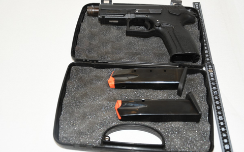 POL-STD: Polizei greift mit mobilem Einsatzkommando zu - Festnahme eines Waffenhändlers nach Verstoß Waffen- und Kriegswaffenkontrollgesetz - Beschuldigter jetzt in Untersuchungshaft - Foto: presseportal.de