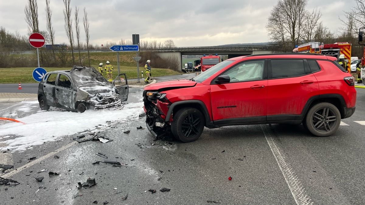 POL-HX: Unfall an der Autobahn-Abfahrt bei Warburg / Auto fängt Feuer - Foto: presseportal.de