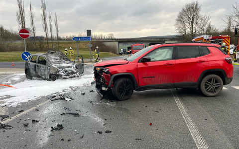 POL-HX: Unfall an der Autobahn-Abfahrt bei Warburg / Auto fängt Feuer - Foto: presseportal.de