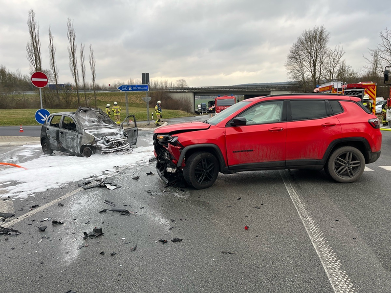 POL-HX: Unfall an der Autobahn-Abfahrt bei Warburg / Auto fängt Feuer - Foto: presseportal.de