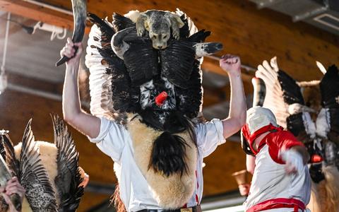 Zum Klaasohm-Fest auf Borkum gehörte bis zum vergangenen Jahr das Schlagen von Frauen mit Kuhhörnern. (Archivbild) - Foto: Lars Penning/dpa Zum Klaasohm-Fest auf Borkum gehörte bis zum vergangenen Jahr das Schlagen von Frauen mit Kuhhörnern. (Archivbild) - Foto: Lars Penning/dpa