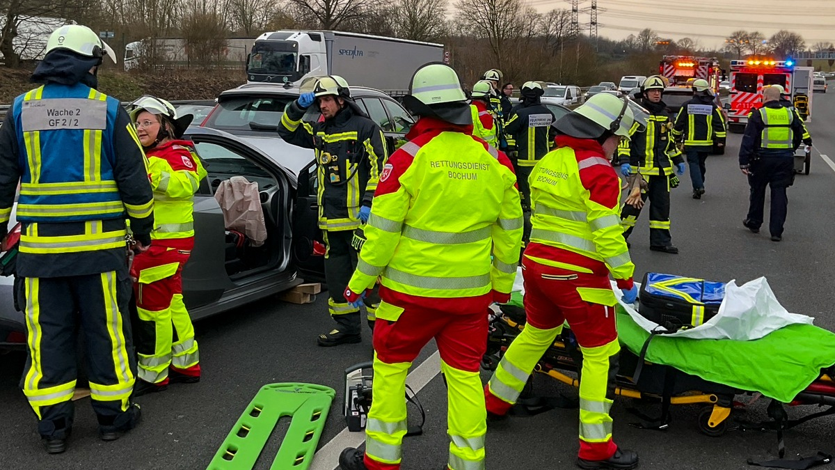 FW-BO: Verkehrsunfall auf der A 40 - Feuerwehr und Rettungsdienst befreien eine verletzte Person aus einem Fahrzeug - Foto: presseportal.de