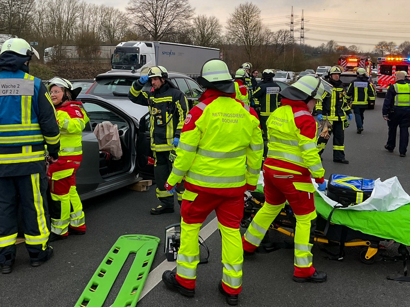 FW-BO: Verkehrsunfall auf der A 40 - Feuerwehr und Rettungsdienst befreien eine verletzte Person aus einem Fahrzeug - Foto: presseportal.de