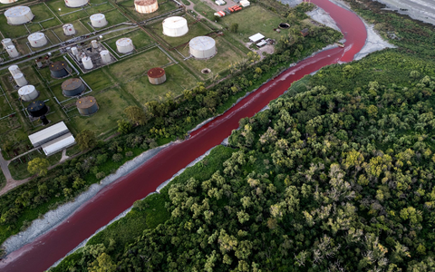 Das Umweltministerium der Provinz Buenos Aires entnahm Wasserproben zur chemischen Analyse. - Foto: Rodrigo Abd/AP/dpa Das Umweltministerium der Provinz Buenos Aires entnahm Wasserproben zur chemischen Analyse. - Foto: Rodrigo Abd/AP/dpa