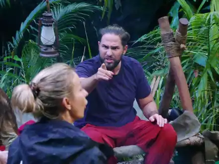 Das war auch noch: Lilly Becker und Pierre Sanoussi-Bliss mĂŒssen Enten angeln, um eine Schatzkiste zu bekommen. - Foto: RTL/dpa