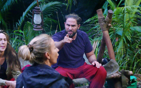 Timur Ülker versucht vergeblich, auch nur einen Stern in seiner Dschungelprüfung zu ergattern. - Foto: RTL/dpa Timur Ülker versucht vergeblich, auch nur einen Stern in seiner Dschungelprüfung zu ergattern. - Foto: RTL/dpa