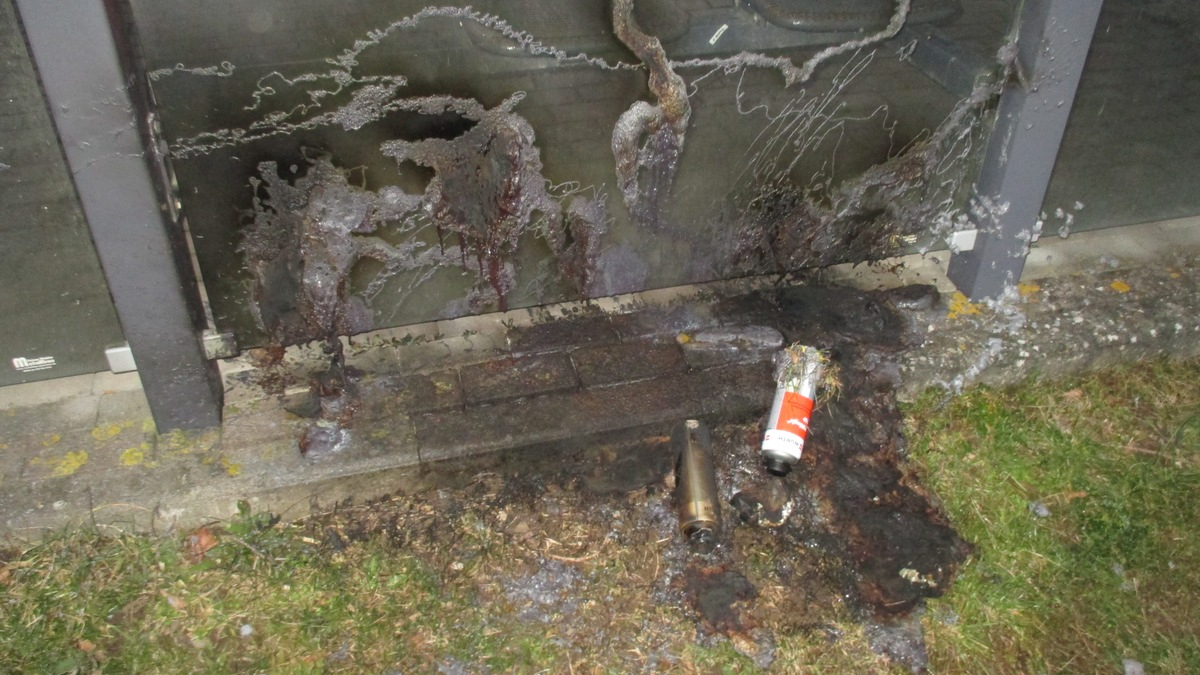 POL-HI: Beschädigung eines Bus-Wartehäuschens durch Farbschmierereien und versuchtem Inbrandsetzen - Foto: presseportal.de