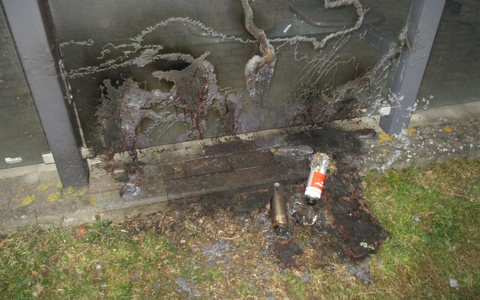 POL-HI: Beschädigung eines Bus-Wartehäuschens durch Farbschmierereien und versuchtem Inbrandsetzen - Foto: presseportal.de