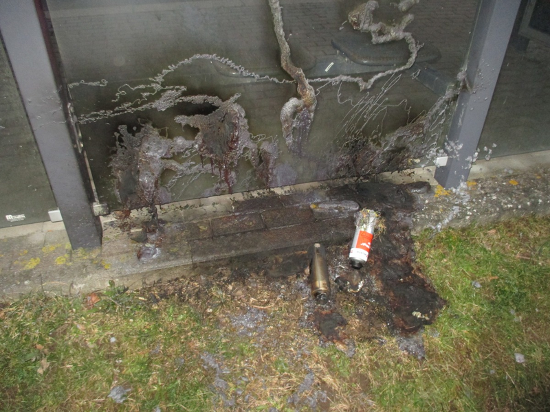 POL-HI: Beschädigung eines Bus-Wartehäuschens durch Farbschmierereien und versuchtem Inbrandsetzen - Foto: presseportal.de