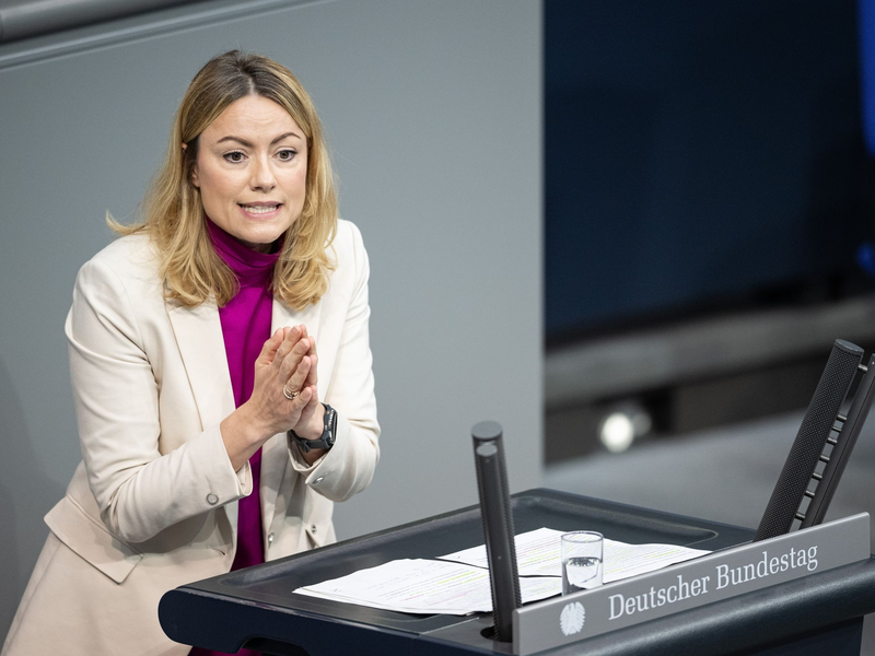 Clara Bünger, Bundestagsabgeordnete der Gruppe Die Linke, kritisiert: «Die Zahl der Abschiebungen steigt immer weiter an, obwohl die Zahl der Ausreisepflichtigen sinkt.» - Foto: Hannes P. Albert/dpa
