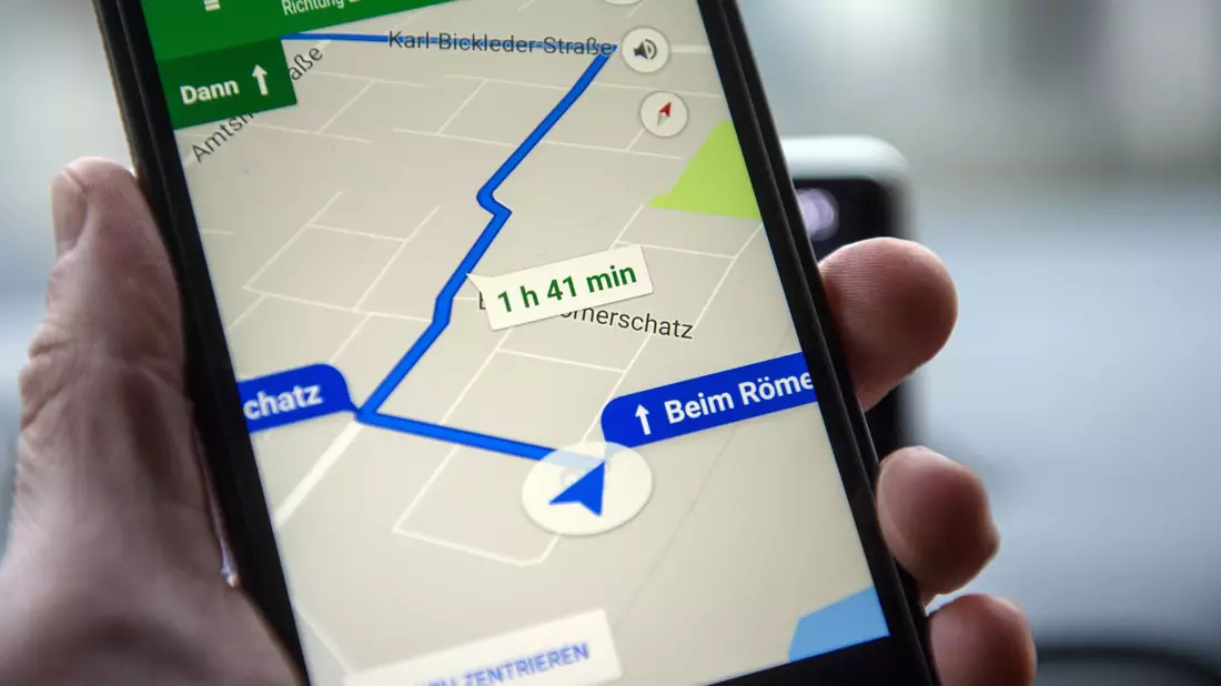 Über zwei Milliarden Nutzer pro Monat verwenden Google Maps, um Orte zu lokalisieren oder sich navigieren zu lassen - Bild: picture alliance / Armin Weigel/dpa