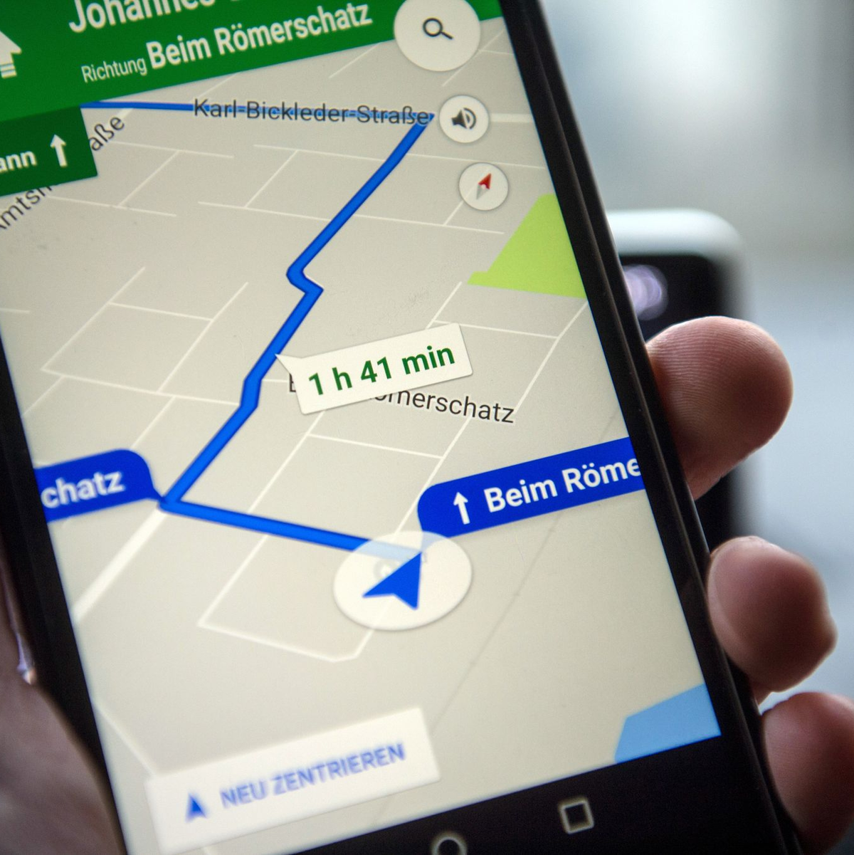 Über zwei Milliarden Nutzer pro Monat verwenden Google Maps, um Orte zu lokalisieren oder sich navigieren zu lassen - Foto: picture alliance / Armin Weigel/dpa