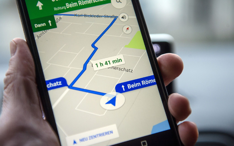 Über zwei Milliarden Nutzer pro Monat verwenden Google Maps, um Orte zu lokalisieren oder sich navigieren zu lassen - Foto: picture alliance / Armin Weigel/dpa