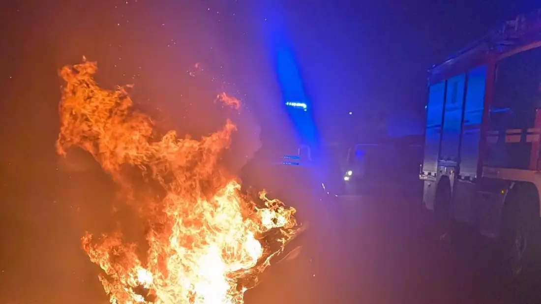 FW Dresden: PKW-Brand: Feuerwehr verhindert Ausbreitung - Bild: presseportal.de